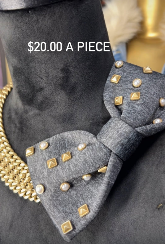 Bow necklace